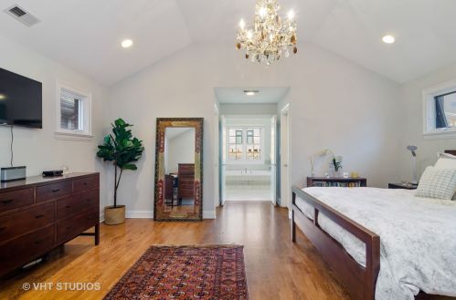 1908 Barry Ave, Chicago IL 60657-2022 exterior