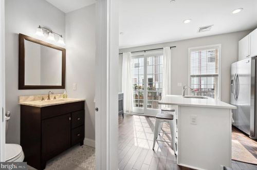 202 Admirals Way, Philadelphia PA 19146-5213 exterior