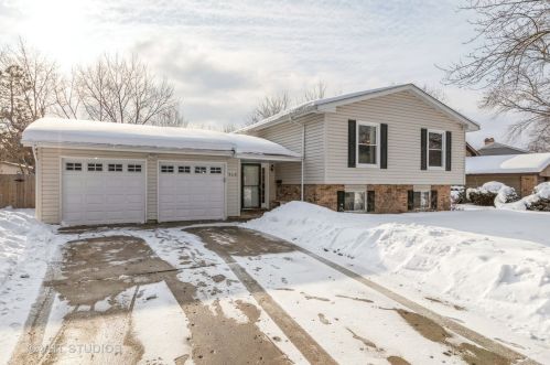 939 Abbington Dr, Bull Valley, IL 60014-7817