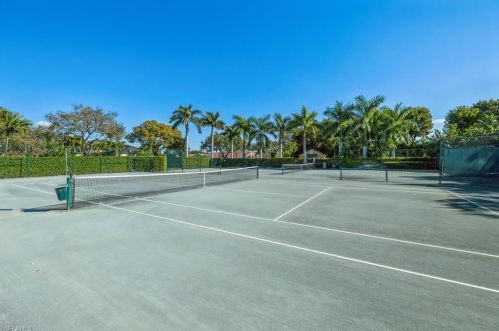 625 Beachwalk Cir, Naples FL 34108-8715 exterior