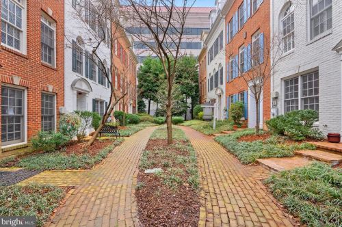 5352 43rd St, Washington, DC 20015-2008