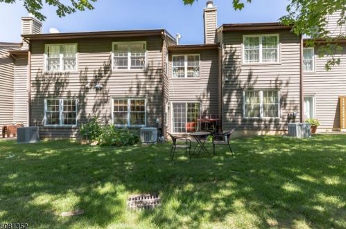 6 Brookline Ct, Princeton NJ 08540-1741 exterior