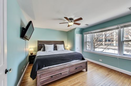 3823 Ravenswood Ave, Chicago IL 60660-2320 exterior