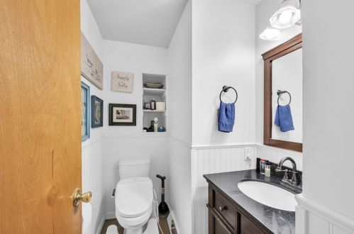 63 Glenmore St, Springfield MA 01129-1064 exterior