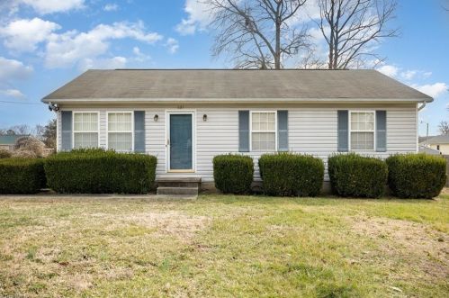 621 Chavis Dr, Greensboro, NC 27401-4703