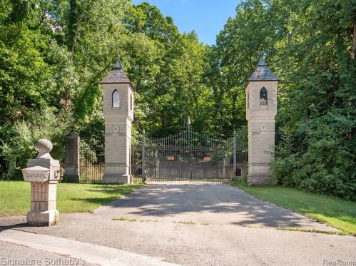 2009 Victoria Hl, Rochester MI exterior