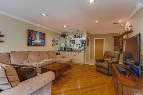 44 Hamlet Dr, Commack NY 11725-4438 exterior