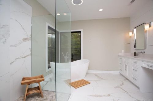 232 Bayberry Ln, Westport CT 06880-4033 exterior