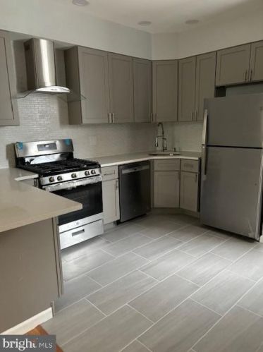 5937 Leithgow St, Philadelphia PA 19123-2127 exterior