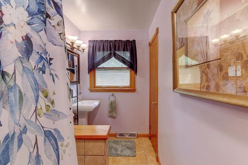 6038 Ironwood Ln, Milwaukee WI 53217-4423 exterior