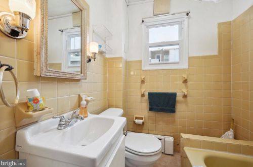 1644 Hicks St, Philadelphia PA 19146-4821 exterior