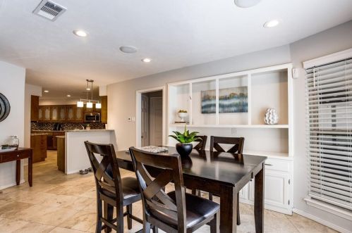 1049 Frst Grv Dr, Dallas TX 75218-2333 exterior