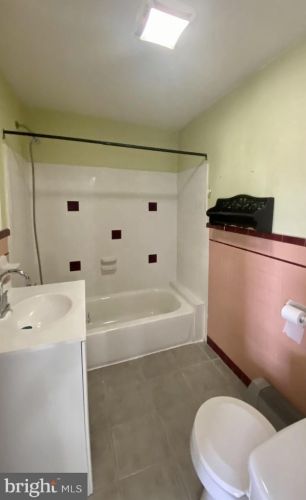 1924 4 St, Philadelphia PA 19122-2206 exterior