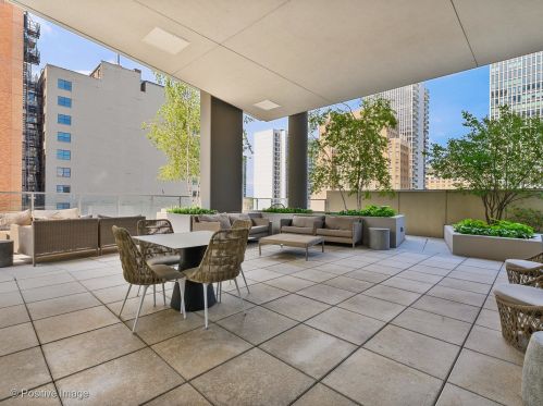 4 Elm St, Chicago IL  60610-2715 exterior