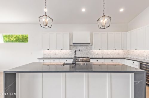 4239 42nd St, Phoenix AZ  85018-4207 exterior