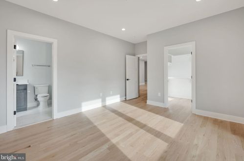 1422 Mayflower Dr, Mc Lean VA 22101-5615 exterior