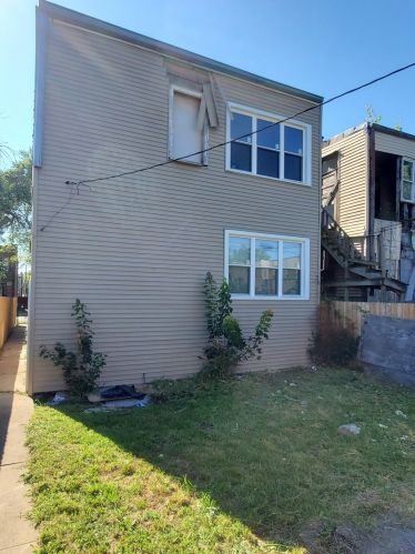 7015 Green St, Chicago, IL 60621-1723
