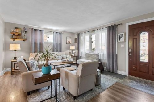 647 Regency Dr, Pittsburgh, PA 15239-1331