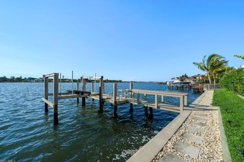 2160 Kingfish Rd, Naples FL 34102-1535 exterior