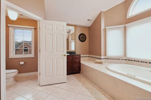 2511 Golf Crst Dr, Rochester MI 48309-4063 exterior