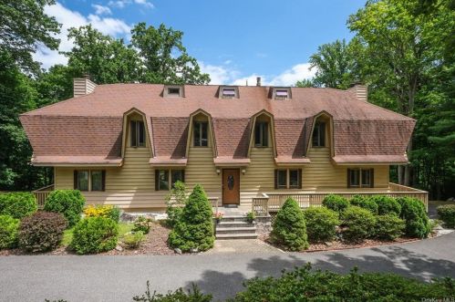 22 Carolyn Pl, Armonk NY 10504-1101 exterior