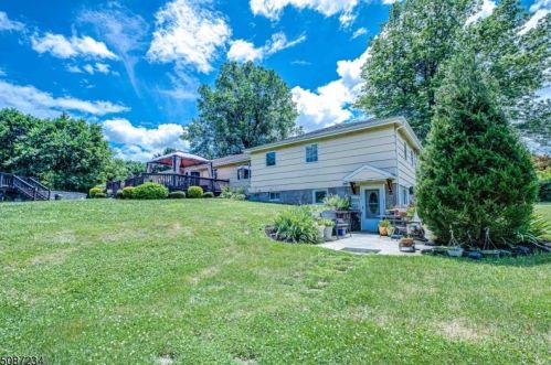 218 Glen Crest Dr, Branchburg, NJ 08853-4243