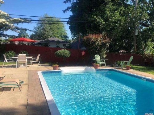 2 Crabapple Ln, Commack NY 11725-2404 exterior