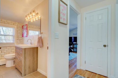 20 Orbit Dr, Enfield CT 06082-5528 exterior