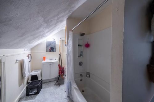 33 Cross St, Woonsocket RI 02895-5852 exterior