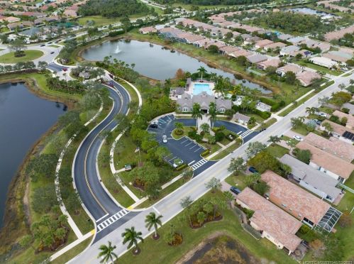 9956 Chadwick Dr, Fort Pierce FL 34987-2418 exterior