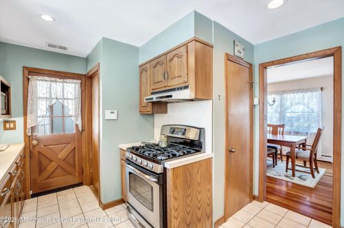 130 Floyd St, Edison NJ 08820-2101 exterior