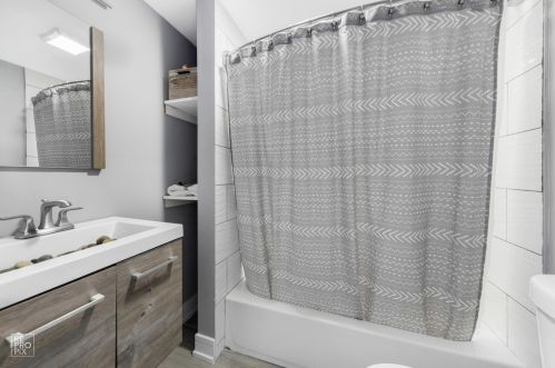 1307 Kedzie Ave, Chicago IL 60652-2602 exterior