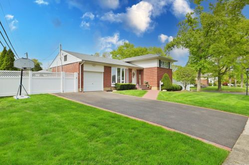 15 Genesee Dr, Commack, NY 11725-4026