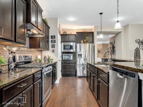 633 Pleasant Dr, Joliet IL 60404-9577 exterior