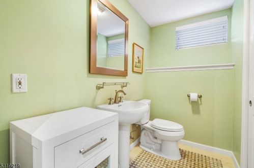 8 Otter Crk Rd, Montgomery NJ 08558-2369 exterior