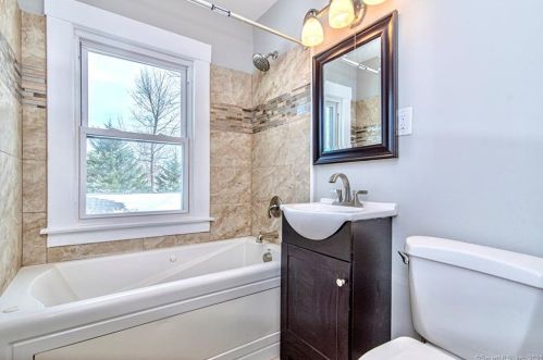 23 Holl St, Manchester CT 06040-5325 exterior