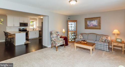 33 Vly Vw Dr, Hanover PA 17331-8307 exterior