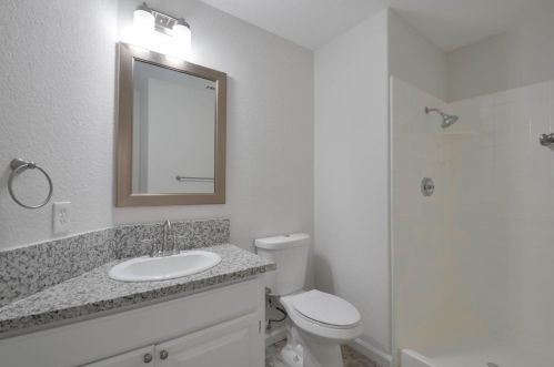 2103 Bristol Park Cir, Turlock CA  95382-2965 exterior