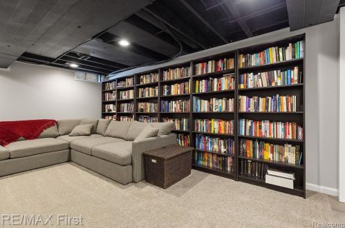 101 Walnut Blvd, Rochester MI 48307-2051 exterior