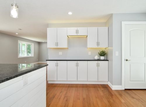 75 Rochford Cir, Springfield MA  01128-1024 exterior