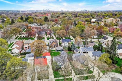 936 Currie Pl, Milwaukee WI 53213-3006 exterior