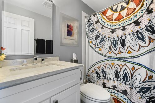 4030 Clark St, Chicago IL 60613-1302 exterior