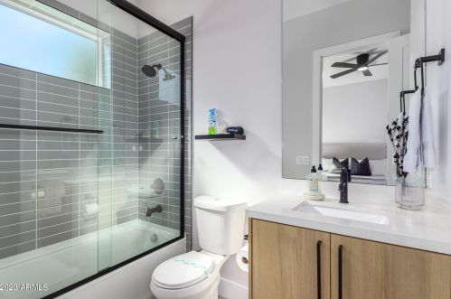 3118 42nd St, Phoenix AZ  85018-6418 exterior