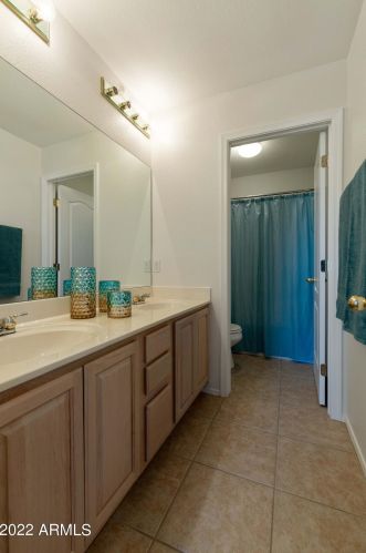 2737 Amberwood Dr, Phoenix AZ 85045-4208 exterior