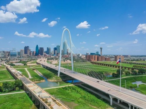 381 Greenbriar Ln, Dallas TX  75203-1015 exterior