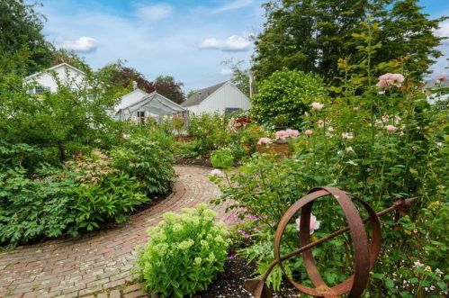 31 Bowery St, Middletown RI 02840-3560 exterior