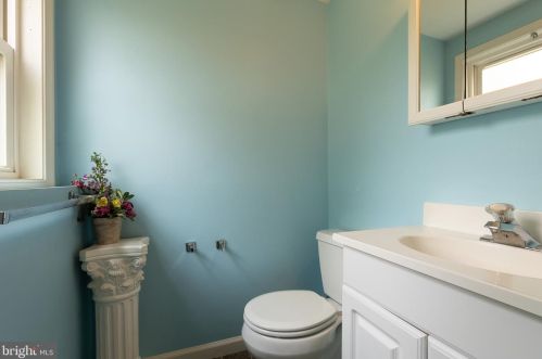 136 Dunsinane Dr, New Castle DE 19720-2323 exterior