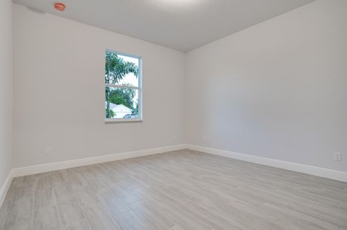 1871 Lewis St, Fort Pierce FL 34987-2083 exterior