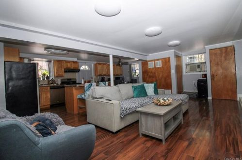 2542 Bouck Ave, Bronx NY 10469-5710 exterior