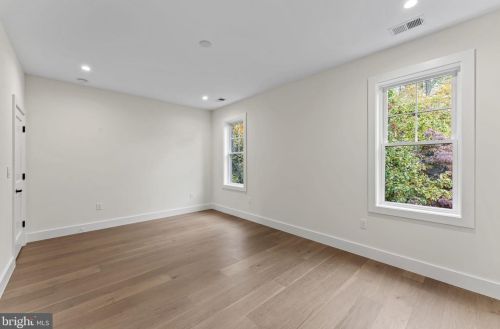 1327 Mayflower Dr, Mc Lean VA 22101-3405 exterior